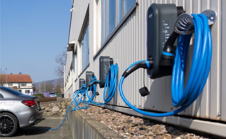 Bei Wortmann gibt es Ladesäulen rund um das Firmengelände. - Foto: Wortmann