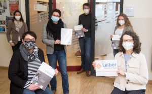 Über die künftige Zusammenarbeit der Hauptschule Bramsche und dem Unternehmen Leiber freuen sich (von links) Katja Bielefeld, Servicestelle Schule-Wirtschaft, Susanne Steininger, Bereichsleiterin der MaßArbeit, Schulleiterin Dorte Hierse, die beiden Berufsorientierungs-Coaches Stefan Rudys und Klaudia Stolecki sowie die Personalleiterin des Unternehmens Leiber GmbH, Magdalena Brosda. - Foto: MaßArbeit / Uwe Lewandowski