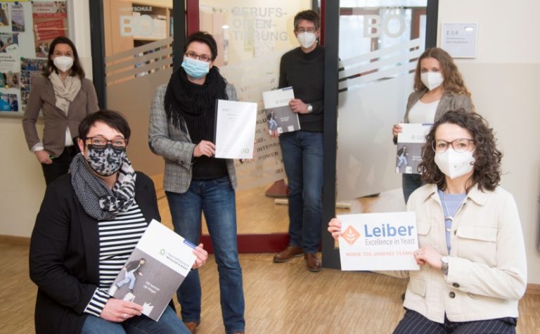 Über die künftige Zusammenarbeit der Hauptschule Bramsche und dem Unternehmen Leiber freuen sich (von links) Katja Bielefeld, Servicestelle Schule-Wirtschaft, Susanne Steininger, Bereichsleiterin der MaßArbeit, Schulleiterin Dorte Hierse, die beiden Berufsorientierungs-Coaches Stefan Rudys und Klaudia Stolecki sowie die Personalleiterin des Unternehmens Leiber GmbH, Magdalena Brosda. - Foto: MaßArbeit / Uwe Lewandowski