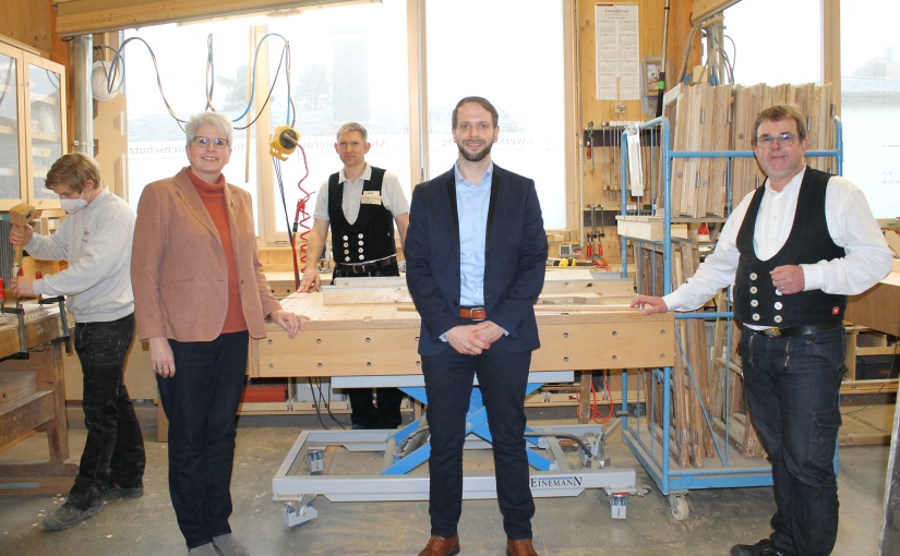 Azubi Johannes Steinbach; Agenturleiterin Barbara Schäfer; Dieter Nagel (Ausbildungsleiter für das Tischlerhandwerk); Thomas Eickhoff (Arbeitgeber-Service der Detmolder Arbeitsagentur); Geschäftsführer Guido Kramp - Foto: Agentur für Arbeit Lippe