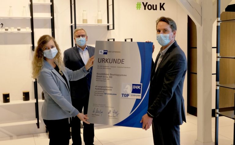 Marco Graf (rechts), Hauptgeschäftsführer der IHK Osnabrück – Emsland – Grafschaft Bentheim, gratulierte der Kesseböhmer Beschlagsysteme GmbH & Co. KG, Bad Essen, und überreichte das Qualitätssiegel „Top Ausbildung“ an die kaufmännische Ausbildungsleiterin Angelina Janz und Geschäftsführer Gerd Langenberg. - Foto: Kesseböhmer