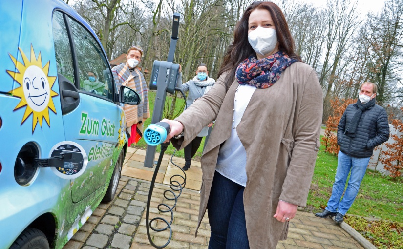 Freuen sich über die neue Ladesäule: Ladesäule: Angelika Gauselmann (von links), Larissa Mattlage, Maxi Schley und Burkhard Hielscher. - Foto: Gauselmann