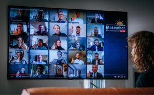 Das Sieger-Team "The Remotiers" bejubelt zusammen mit Jury und Organisatoren den Gewinn des it's OWL Makeathons #horizonteOWL im Juni 2020. - Foto: it’s OWL