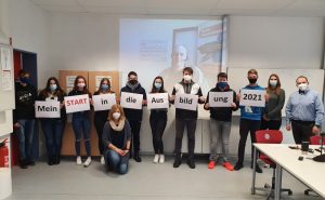 Sie sind bereit für den „Start in die Ausbildung“: Zehntklässler der OBS Bad Essen, hier mit den Pädagogen (von rechts) Da-niel von Kirchner und Jasmin Kiener sowie Schulsozialarbeiterin Karen Albers (vorne in der Hocke). Per ISERV zugeschaltet ist MaßArbeit-Ausbildungslotse Martin Möller. - Foto: OBS Bad Essen / Eckhard Wiebrock