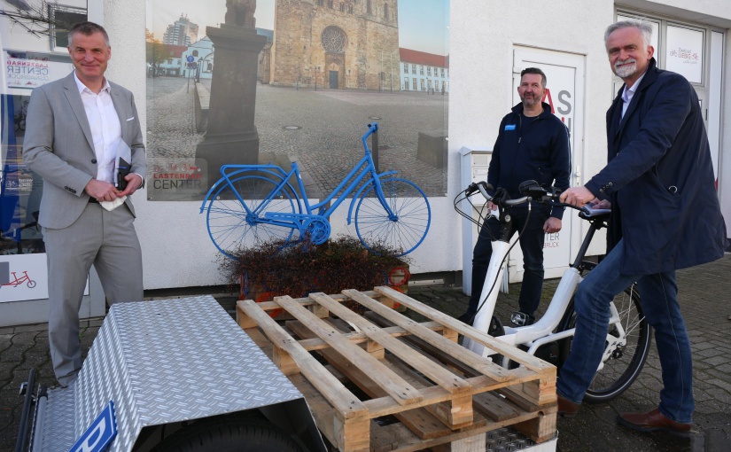 Lastenräder wie dieses werden inzwischen immer öfter von Unternehmen eingesetzt. Über die Vielfalt der E-Mobilität sprachen (v.l.n.r.) WFO-Geschäftsführer Ralf Minning, Unternehmer Christian Liebig und Oberbürgermeister Wolfgang Griesert. Foto: Ingmar Bojes / WFO.