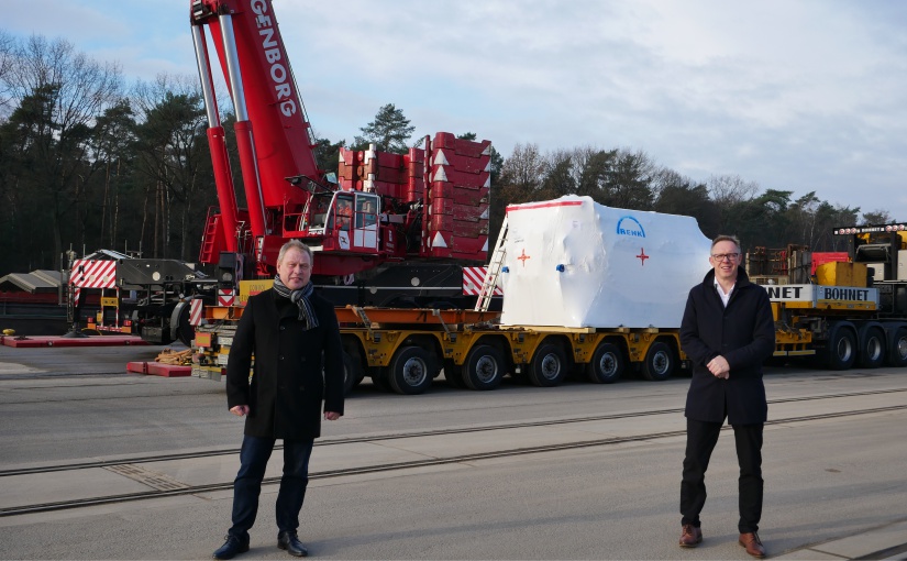 RENK-Werksleiter Martin Pleus (links) und Stefan Sändker, Geschäftsführer der Hafen Spelle-Venhaus GmbH, verfolgen vor Ort die Verschiffung eines Getriebes im Speller Hafen. - Foto: Samtgemeinde Spelle