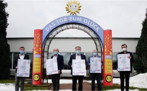 Freuen sich über die (Re-)Zertifizierungen (v. l.): Frank Gläser, stellvertretender Leiter Forschung und Entwicklung, Herbert Bocklage, Bereichsleiter Managementsysteme, Dr. Werner Schroer, Vorstand Entwicklung und Technik, Jürgen Wesemann, Umwelt- und Arbeitsschutzmanagementbeauftragter, sowie Hans-Martin Grube, Geschäftsführer Produktion. - Foto: Gauselmann