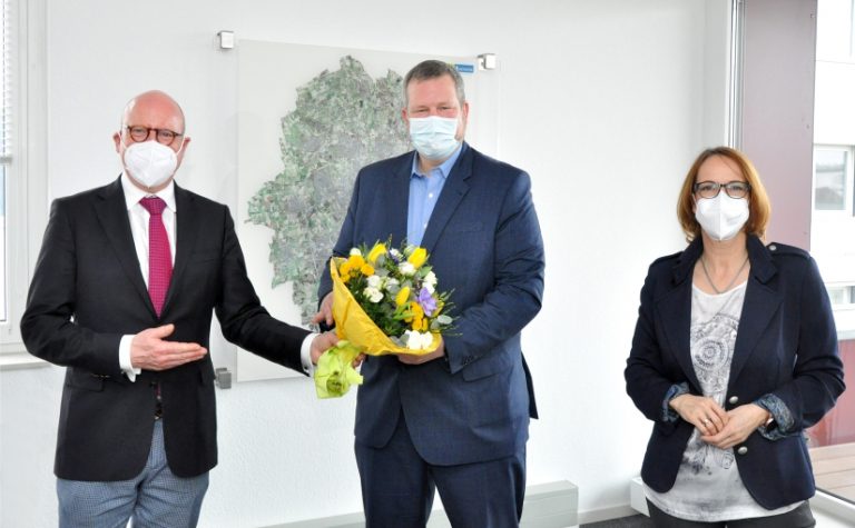 „Willkommen in Münster!“: Münsters Oberbürgermeister Markus Lewe (l.) begrüßt Enno Fuchs (M.) zum Start als neuer Geschäftsführer der Wirtschaftsförderung Münster GmbH im Beisein der WFM-Aufsichtsratsvorsitzenden Sandra Beer. - Foto: Wirtschaftsförderung Münster GmbH/Martin Rühle