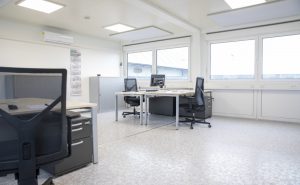 Die modernen, hellen Büros in den ELA Raumcontainern sind dank mitgelieferter Technik sofort bezugsfertig. - Foto: ELA Container