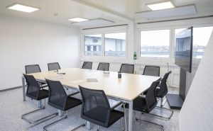 Besprechungsraum mit Ausblick: Große Fenster durchfluten die ELA Modulräume mit Licht und sorgen für eine Arbeitsatmosphäre. - Foto: ELA Container