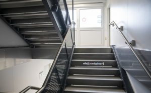 Über ein innenliegendes Treppenhaus können in der vierstöckigen ELA Containeranlage die Etagen gewechselt werden. - Foto: ELA Container