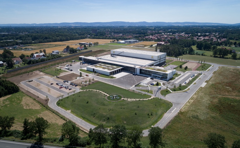 Das Logistikzentrum das European Distribution Center (EDC) wurde im Sommer 2019 offiziell in Betrieb genommen. - Foto: HARTING