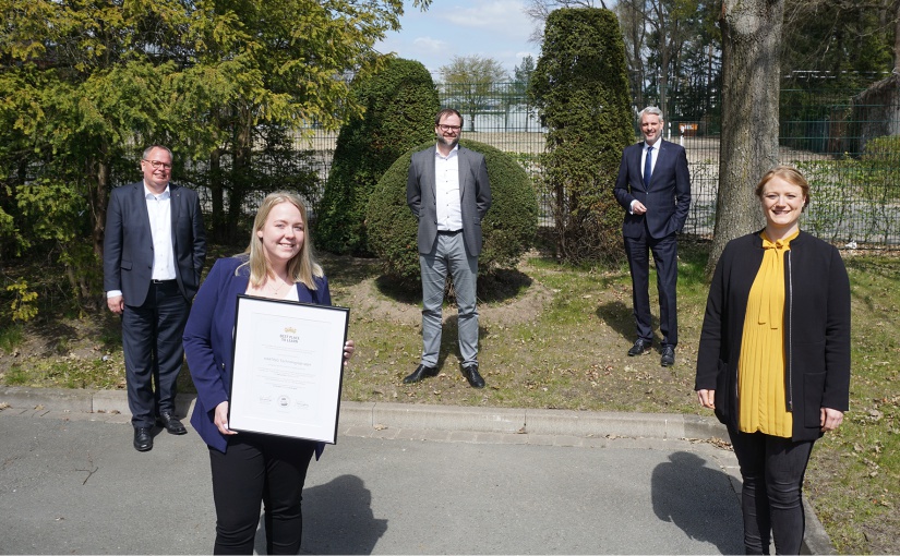 Nils Köstring (Mitte hinten), Geschäftsführer der AUBI-plus GmbH, überreichte die Urkunde an Sina Hinz (vorne links), Teamassistenz / Koordinatorin Schülerpraktikanten bei HARTING. Mit ihr freuen sich Ausbildungsleiter Nico Gottlieb (links), André General (hinten rechts), Zentralbereichsleiter Personal, und Lena Hopmeier, Personalreferentin (alle HARTING). - Foto: HARTING