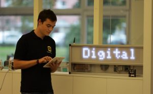 Robin Teikemeier, dualer Student im Bereich Mechatronik im vierten Semester, nutzt häufig das Tablet im Rahmen seines Studiums. - Foto: HARTING