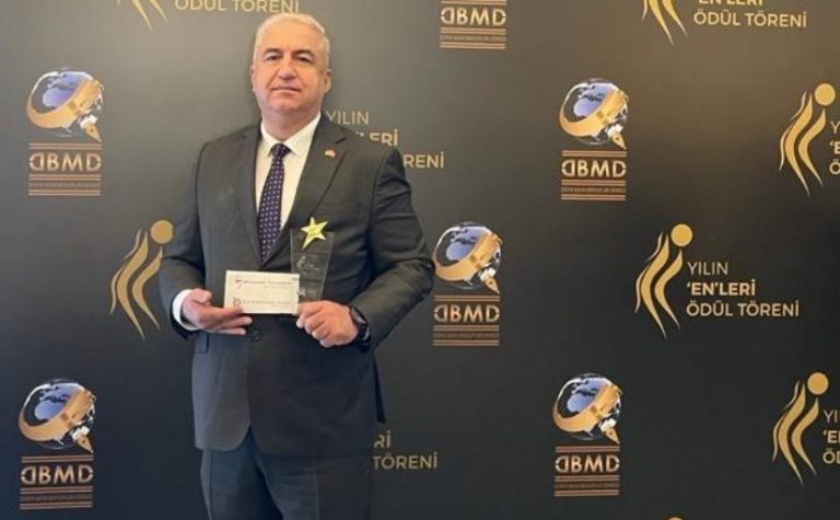 Ergin Büyükbayram nimmt den Award als Beste Spedition des Jahres in der Türkei für die Universal Transport Gruppe entgegen. - Foto: Universal Transport