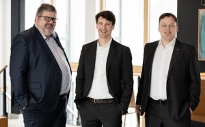 von links nach rechts: Jörn Peter Struck, Vorsitzender der CargoLine-Geschäftsführung | Dr. Tim Brühn, Vorstandsvorsitzender von Cargo Digital World | Bernd Schäflein, Mitglied des Beirats der CargoLine und Aufsichtsratsvorsitzender der Cargo Digital World. - Foto: Frank Elschner / CargoLine