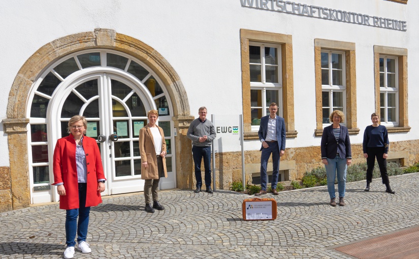 v.l.n.r.: Ramona Riemann, Netzwerk Gesundheitswirtschaft Münsterland e.V. - Monique Bruns, Netzwerk Gesundheitswirtschaft Münsterland e.V. - Dr. Peter Lüttmann, Bürgermeister der Stadt Rheine - Ingo Niehaus, EWG Rheine - Anne Muldbücker, EWG Rheine - Nicola Grade, Netzwerk Gesundheitswirtschaft Münsterland e.V. / EWG Rheine. - Foto: Gesundheitswirtschaft Münsterland e.V. / EWG Rheine.