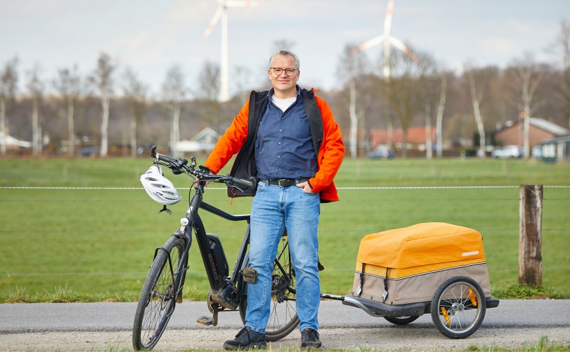 Norbert Gesing aus Rhede fährt Fahrrad und E-Auto. Letzteres tankt er mit Solarstrom. - Foto: © Münsterland e.V./Philipp Fölting