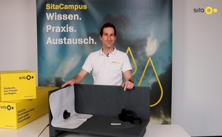 Die Vorteile des neuen SitaEasy Anstauelements erklärt Christian Behr vom Sita Produktmanagement. - Foto: Sita