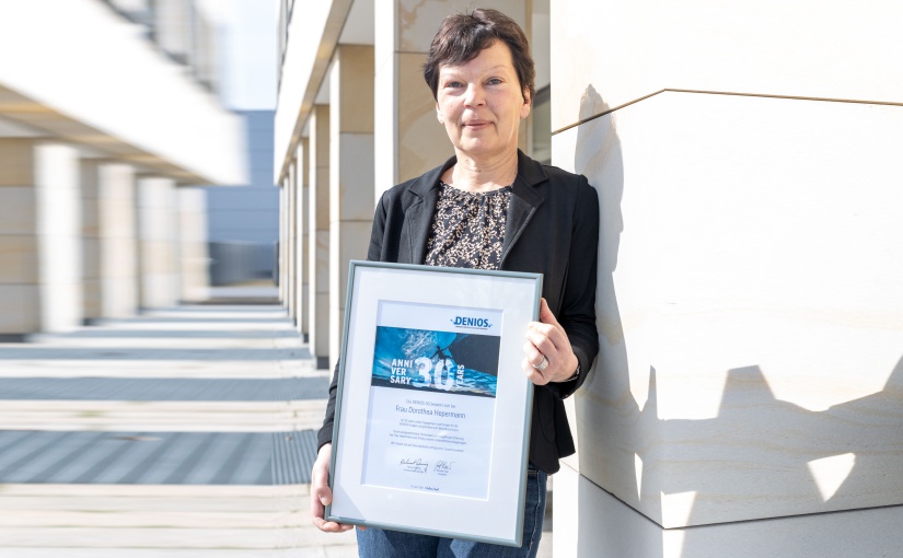 Lohnbuchhalterin Dorothea Hepermann arbeitet seit 30 Jahren bei Denios. - Foto: Denios