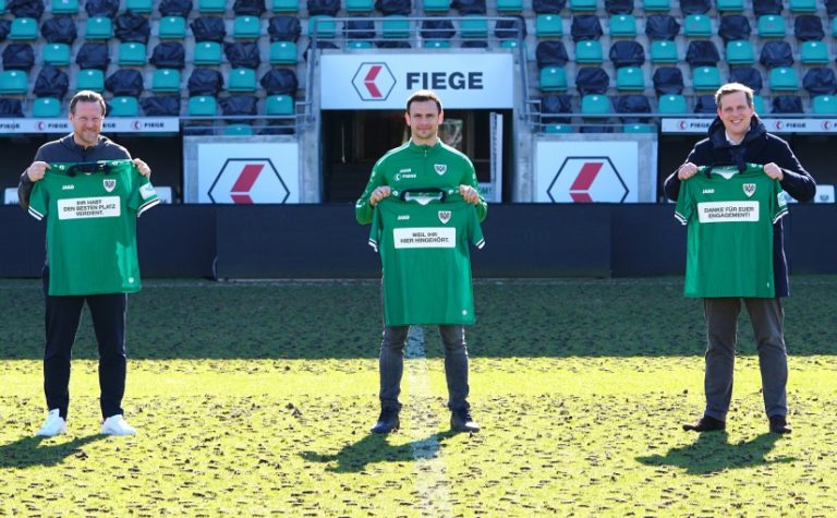 : V.l.n.r.: Sascha Hildmann, Cheftrainer des SC Preußen Münster, Profispieler Alexander Langlitz sowie Fiege-Vorstand Martin Rademaker präsentierten die Aktion Ende März im Preußenstadion. (Foto: FIEGE)