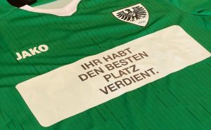 Dem Gewinner des Online-Votings schenkt Fiege an den letzten beiden Heimspielen der laufenden Saison die Logopräsenz auf dem Preußentrikot. (Foto: FIEGE)