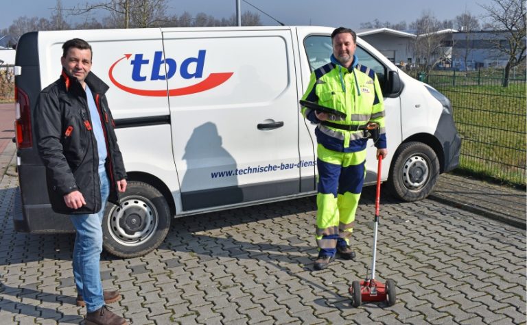 Netzmeister Oliver Deutsch (l.) klärt mit Prüfer Dirk Bohmann, welche Gebiete über-prüft werden. - Foto: SWTE-Netz