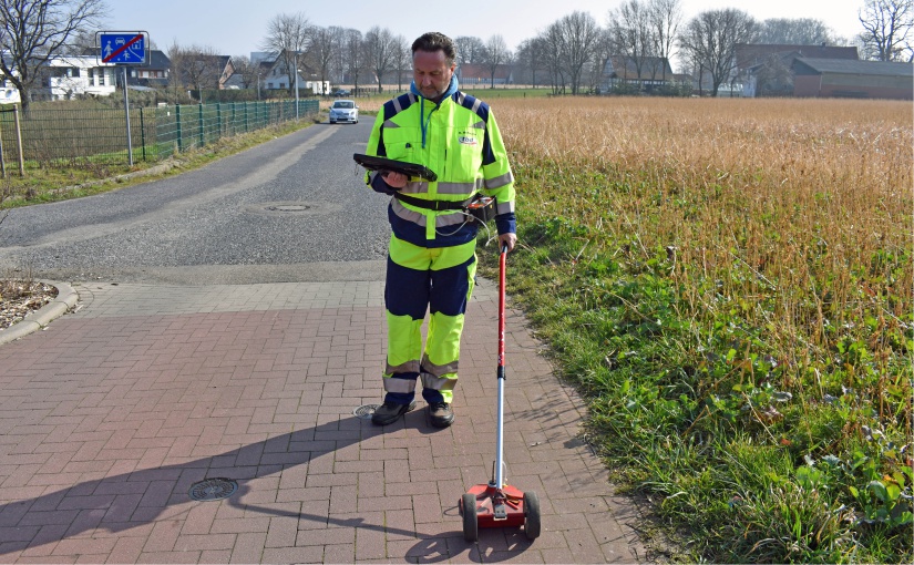 Bei den Gasspürarbeiten legt Dirk Bohmann bis zu zehn Kilometer Fußweg am Tag zurück. - Foto: SWTE Netz