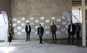Der Rohbau wird zur „Galerie auf Zeit“. Die Gäste (v. l.): Ilka Goldbeck, Andreas Isenbeck (Leiter der Goldbeck-Niederlassung Bielefeld) Kita-Leiterin Christine Mahnken, Goldbeck-Projektleiter Frank Derbogen und die beiden Vertreter der von Laer Stiftung Björn Wasielke-Buschkamp (Bereichsleiter Hilfen zur Erziehung) und Antje Meyer-Gertenbach (Bereichsleiterin Kindertagesstätten). - Foto: GOLDBECK GmbH