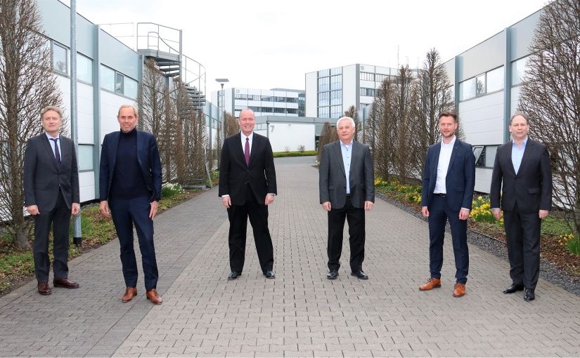 Unterzeichneten Verträge (v.l.n.r.) Jens Kaufhold, Uwe Benkendorff (Stadtwerke Bad Pyrmont), Frank Stührenberg, Herbert Kamionka (Phoenix Contact), Dirk Middendorf, Peter Begemann (Blomberger Versorgungsbetriebe). - Foto: Phoenix Contact