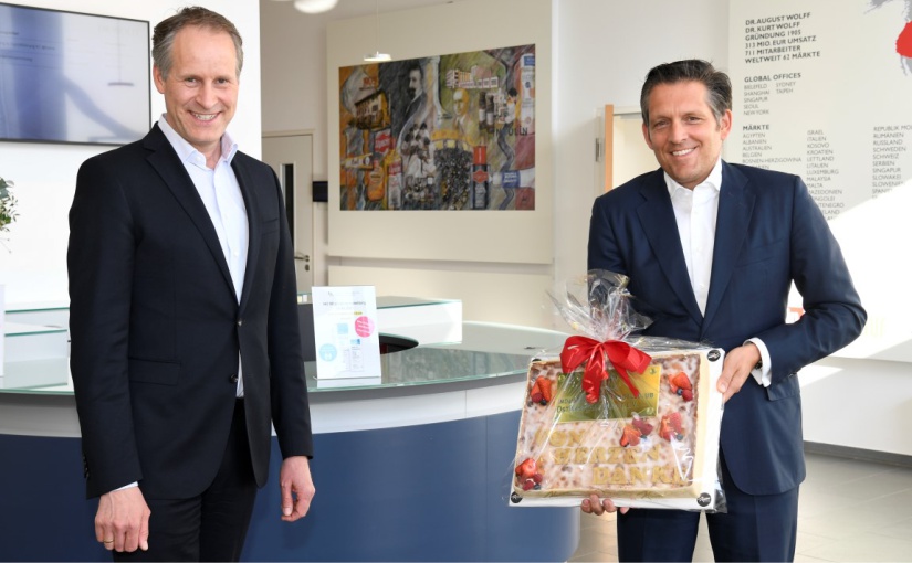 IHC Präsident Eduard R. Dörrenberg (rechts) verabschiedet Jörg-Uwe Goldbeck als Präsidiumsmitglied, der jetzt in den IHC Beirat wechselt. - Foto: Susanne Freitag