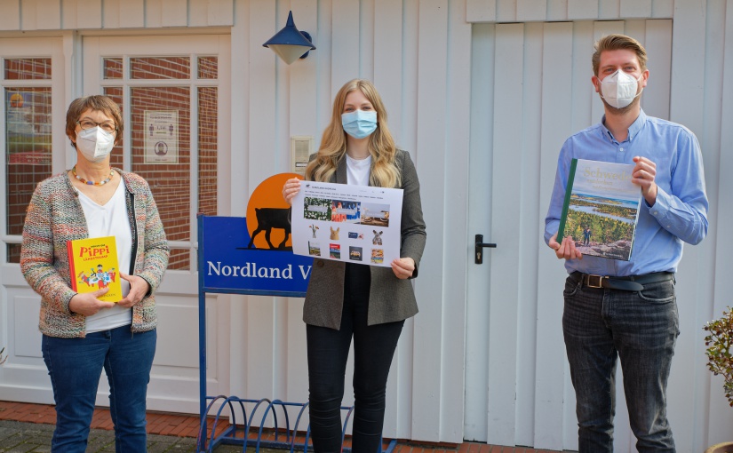 Bieten online im „nordland-shop.com“ Produkte aus und über die skandinavischen Länder: Angelika Haardiek (links) und Franziska Book (mitte) hier zusammen mit Robert Kampmann von der WIGOS (rechts). - Foto: Nordland OBS GmbH / Clemens Haardiek