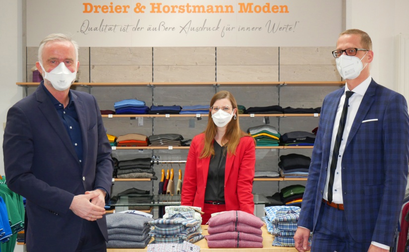 Oberbürgermeister Wolfgang Griesert und Britta ten Haaf von der Wirtschaftsförderung Osnabrück sprachen mit Olaf Horstmann über die schweren Bedingungen für Einzelhändler in der Modebranche (v.l.n.r.). Foto: WFO / Ingmar Bojes