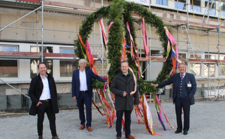 Der Rohbau des neuen Gebäudes in der Merkur-Allee in Espelkamp wurde fertiggestellt und der Richtkranz hochgezogen: Unternehmer Paul Gauselmann (re.) freut sich über den Baufortschritt mit (v.l.n.r.) Lars Reichel (Merkur Immobilien), Frank Kögel (Bauunternehmen Kögel Bau) und Henning Vieker (Bürgermeister Stadt Espelkamp). - Foto: Gauselmann