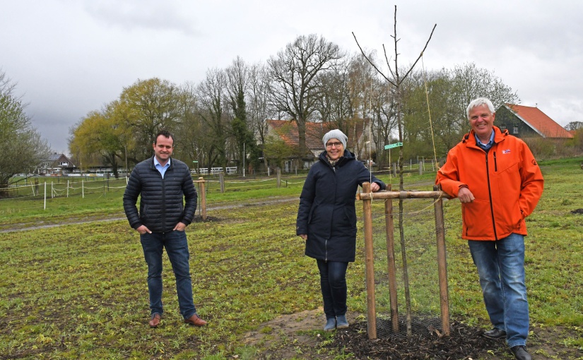 Eduard Runde (v.r.) und Kirsten Schneidewind nahmen stellvertretend für das Projekt WiesenWunder eine Spende in Höhe von 1.000 Euro von Stadtwerke-Geschäftsführer Daniel Georg in Empfang. Auf der Wiese im Hintergrund soll in diesem Jahr der Lehrgarten entstehen. - Foto: Stadtwerke Tecklenburger Land