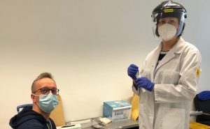 Gleich geht es los: Iryna Schulz führt bei Marcel André Henkel einen Schnelltest durch. - Foto: Gauselmann