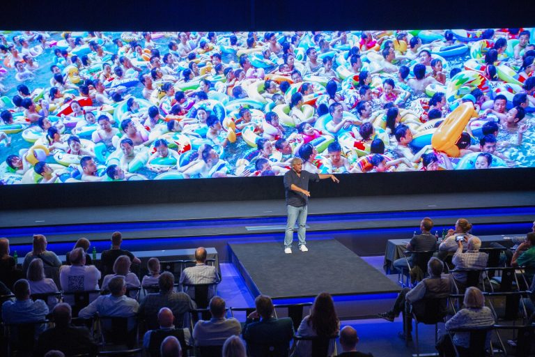 Tobias Groten auf der pushcon 2020 im Atrium auf dem Tobit.Campus. - Foto: Tobit Software Laboratories AG