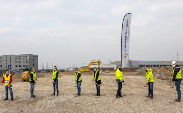 Ende März erfolgte der erste Spatenstich für die neue Lager- und Logistikhalle in Paderborn durch (v.l.n.r.): Günter Schernus (DB), Dirk Nilius (DB), Henning Schürmeyer (DB), Holger Dechant (Universal Transport), Joe von Montigny (DB), Markus Frost (Universal Transport), Dominik Albrecht (BREMER AG), Florian Röhrs (BREMER AG). - Foto: Universal Transport