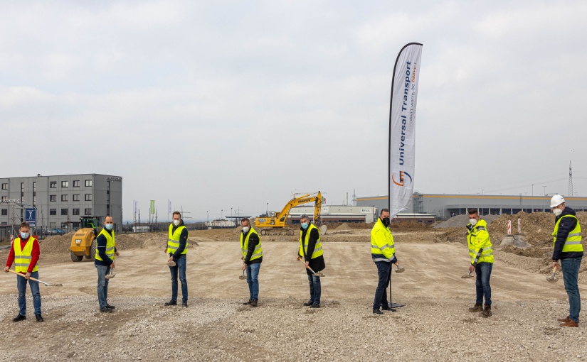 Ende März erfolgte der erste Spatenstich für die neue Lager- und Logistikhalle in Paderborn durch (v.l.n.r.): Günter Schernus (DB), Dirk Nilius (DB), Henning Schürmeyer (DB), Holger Dechant (Universal Transport), Joe von Montigny (DB), Markus Frost (Universal Transport), Dominik Albrecht (BREMER AG), Florian Röhrs (BREMER AG). - Foto: Universal Transport