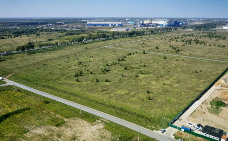 Auf dieser sieben Hektar großen Fläche entsteht bis März 2022 ein neuer Fertigungsstandort von ELA Container in Russland. - Foto: ELA Container