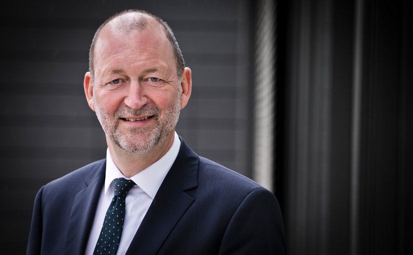 Reinhold Frieling verabschiedet sich an diesem Freitag nach mehr als 25 Jahren für die Volksbank Bielefeld-Gütersloh in den Ruhestand. - Foto: Volksbank BIGT