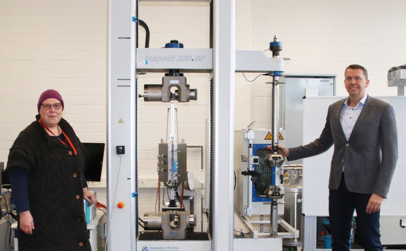 Frisch sanierte Labore des Werkstroffprüflabors im Fachbereich Maschinenbau und Mechatronik der TH OWL in Lemgo. Heike Balzer (Labor-Ingenieurin, TH OWL) und Prof. Dr.-Ing. Jozef Balun (Professor für Werkstoffkunde und Werkstoffprüfung TH OWL) an der Zugprüfmaschine (3 m hoch, 2,5 t schwer) - Foto: TH OWL