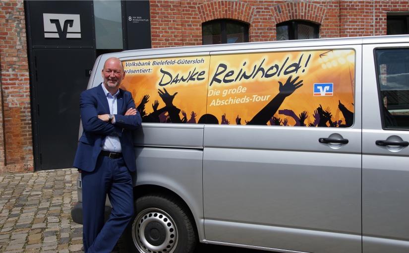 Reinhold Frieling auf Abschiedstour: Mit seinem „Danke-Reinhold-Bulli“ besuchte das beliebte Vorstandsmitglied der Volksbank Bielefeld-Gütersloh alle Geschäftsstellen und Zentralen des erfolgreichen Geldinstituts. - Foto: Volksbank BIGT