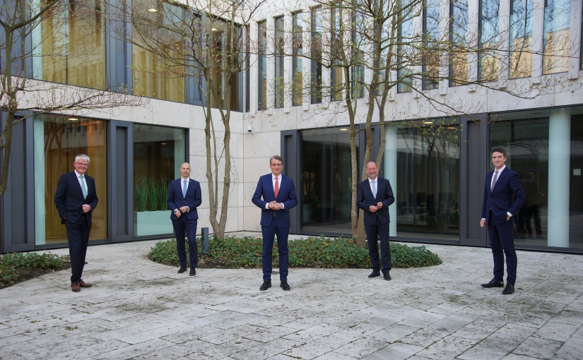 Digitale Vertreterversammlung aus der Gütersloher Volksbank-Zentrale: (v.li.) Aufsichtsratsvorsitzender Michael Mersch mit dem Volksbank-Vorstandsteam Thomas Mühlhausen, Michael Deitert (Vorsitzender), Reinhold Frieling und Ulrich Scheppan. - Foto: Volksbank BIGT