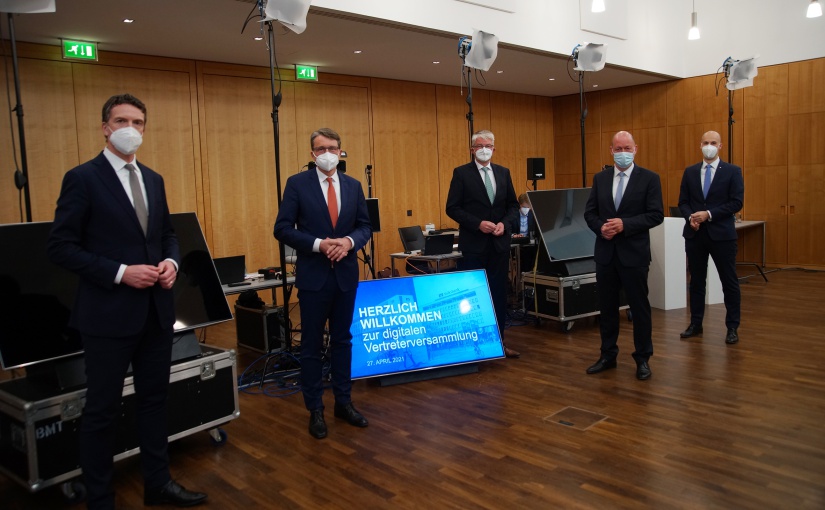 Berichteten live aus dem Studio im Veranstaltungsraum der Volksbank-Zentrale: (v.li.) Ulrich Scheppan, Michael Deitert (Vorstandsvorsitzender), Michael Mersch (Aufsichtsratsvorsitzender), Reinhold Frieling und Thomas Mühlhausen. - Foto: Volksbank BIGT