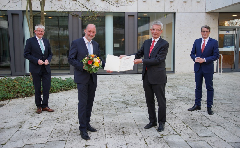 Ehrung von höchster genossenschaftlicher Stelle: Der langjährige Vorstand Reinhold Frieling wurde von Siegfried Mehring (3. v.li.; stellvertretender Vorstandsvorsitzender des Genossenschaftsverbandes) für seine Verdienste in der Volksbank Bielefeld-Gütersloh geehrt. Michael Mersch (Aufsichtsratsvorsitzender), Reinhold Frieling (Vorstandsmitglied), Siegfried Mehring (stellvertretender Vorstandsvorsitzender des Genossenschaftsverbandes) und Michael Deitert (Vorstandsvorsitzender). - Foto: Volksbank BIGT