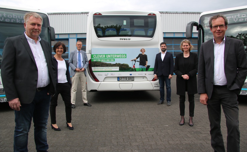 von links vorn: Winfried Erichlandwehr (TWV Teutoburger Wald Verkehr) Petra Schepsmeier (EnergieAgentur.NRW), Sven-Georg Adenauer (Landrat Kreis Gütersloh), Stephan Malenica (TWV Teutoburger) Wald Verkehr), Judith Pirscher (Regierungspräsidentin Detmold) Stefan Honerkamp (Verkehrsverbund Ostwestfalen-Lippe - VVOWL). - Foto: EnergieAgentur.NRW