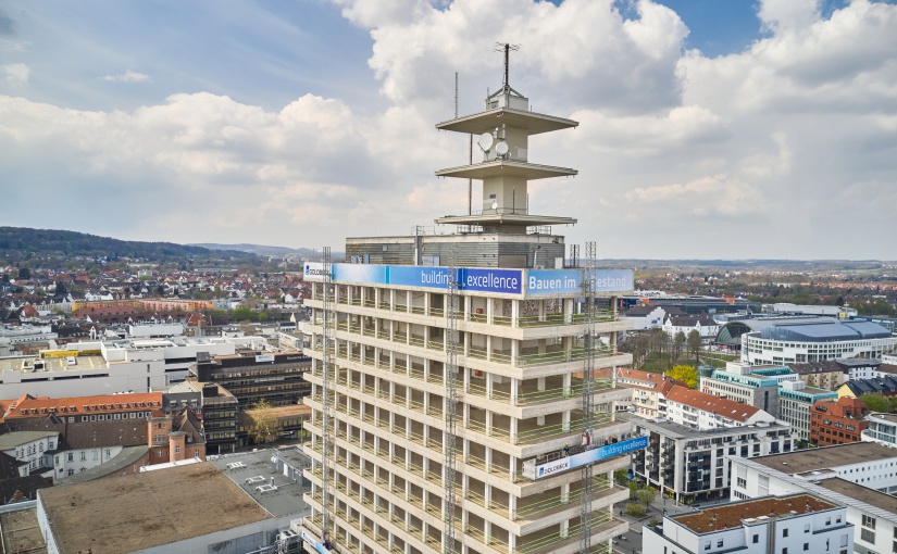 Gesamtansicht. Die fertig montierten Banner sind weithin sichtbar. - Foto: Goldbeck