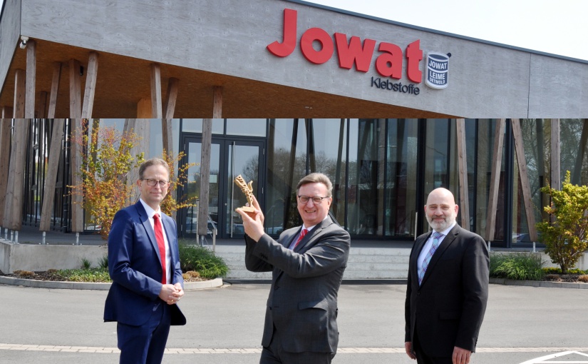Das Vorstandsteam der Jowat SE nahm den begehrten Award „Best Managed Company“ im „Haus der Technik“ in Detmold entgegen. (von links: Dr. Christian Terfloth, Ralf Nitschke, Klaus Kullmann). - Foto: Jowat SE