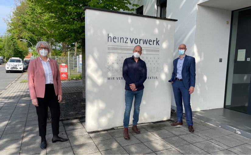 Für Klima- und Umweltschutz: Bei Ökoprofit ist der Stuckateurbetrieb von Frank Vorwerk aus Warendorf (Bildmitte) dabei. Petra Michalczak-Hülsmann und Kai Janisch von der gfw laden dazu Unternehmen aus dem Kreis Warendorf ein. - Foto: gfw